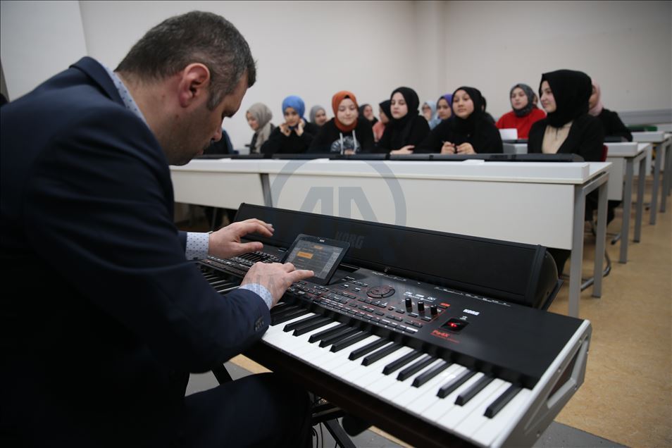 تركي كفيف البصر يحبب تلاميذه الموسيقى والشغف بها