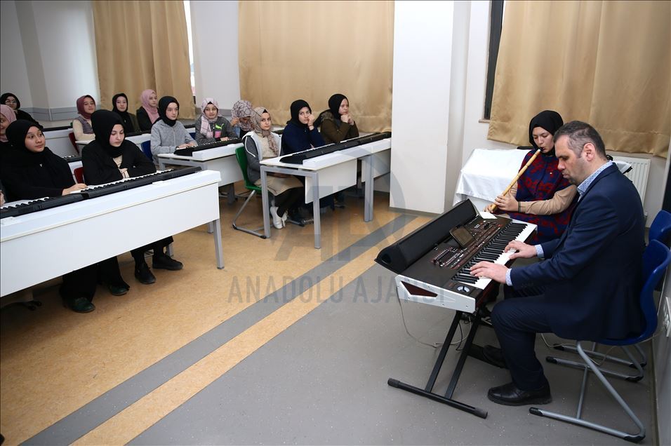 تركي كفيف البصر يحبب تلاميذه الموسيقى والشغف بها