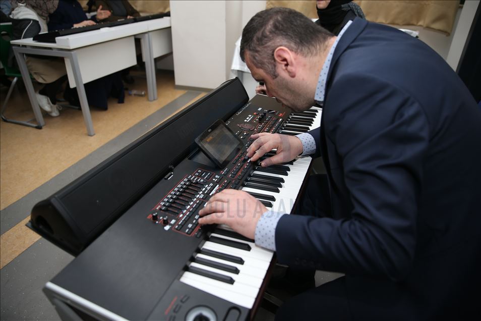 تركي كفيف البصر يحبب تلاميذه الموسيقى والشغف بها