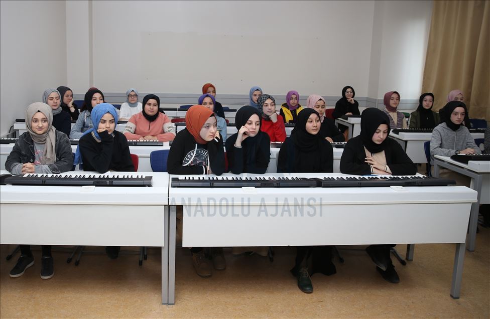 تركي كفيف البصر يحبب تلاميذه الموسيقى والشغف بها