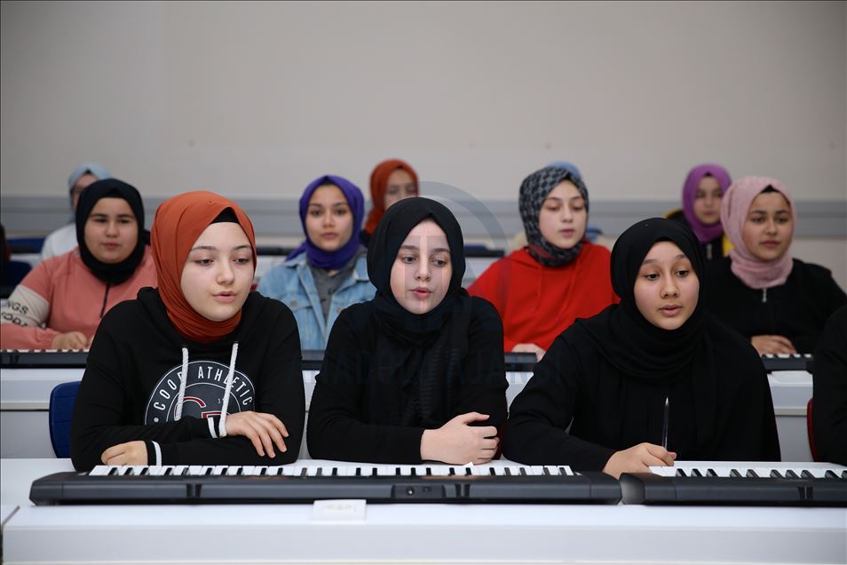 تركي كفيف البصر يحبب تلاميذه الموسيقى والشغف بها