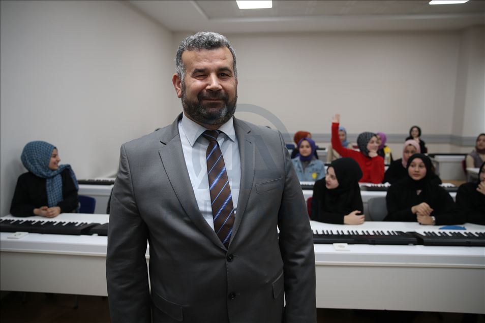 تركي كفيف البصر يحبب تلاميذه الموسيقى والشغف بها