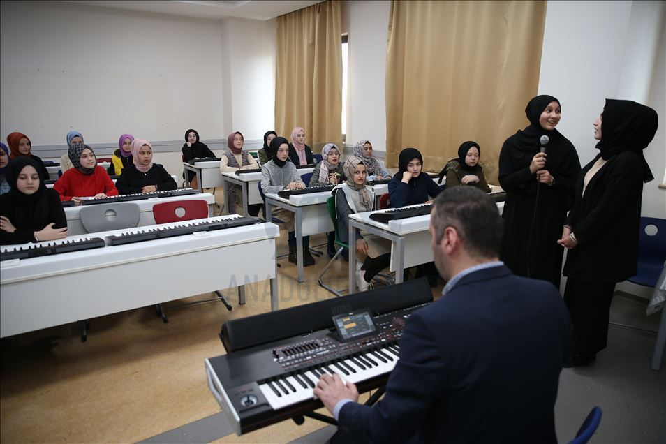 تركي كفيف البصر يحبب تلاميذه الموسيقى والشغف بها