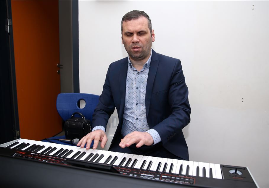 تركي كفيف البصر يحبب تلاميذه الموسيقى والشغف بها