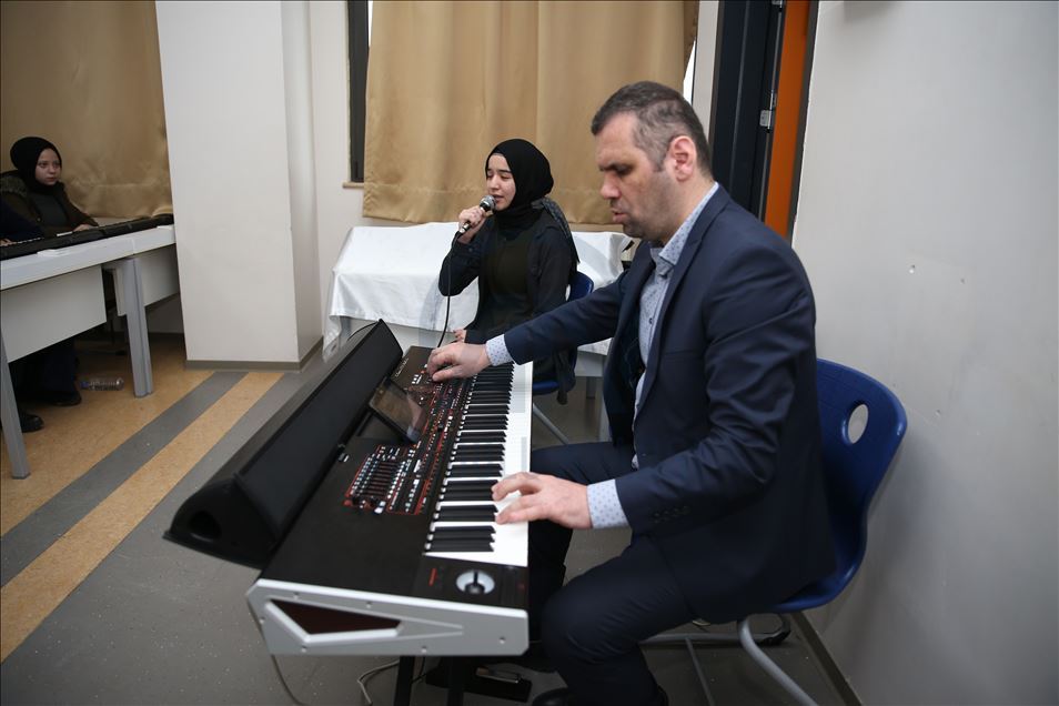 تركي كفيف البصر يحبب تلاميذه الموسيقى والشغف بها