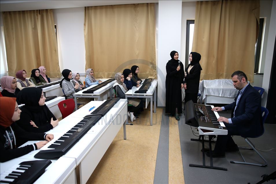 تركي كفيف البصر يحبب تلاميذه الموسيقى والشغف بها