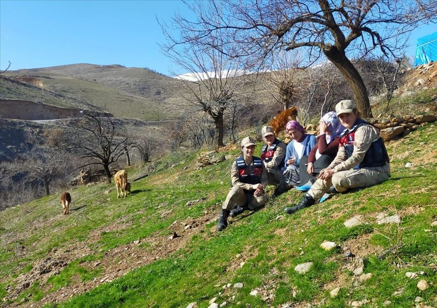Malatya'da jandarma depremzedelere desteğini sürdürdü