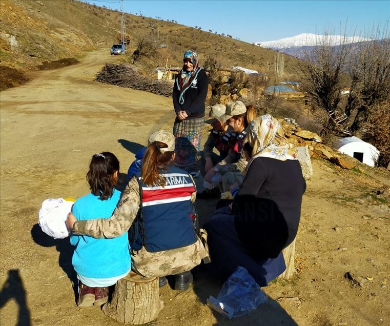 Malatya'da jandarma depremzedelere desteğini sürdürdü