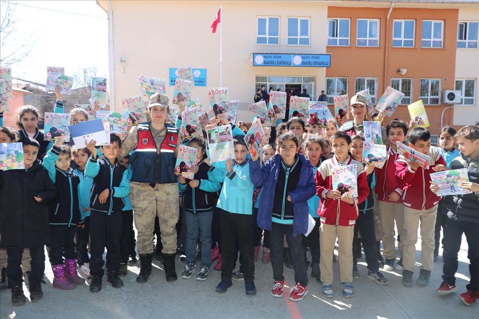 Malatya'da jandarma depremzedelere desteğini sürdürdü