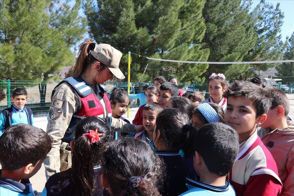 Malatya'da jandarma depremzedelere desteğini sürdürdü