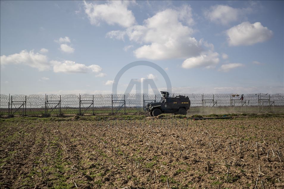 Özel harekat polisleri geri itmeleri engellemek için Meriç Nehri'nde görev alıyor