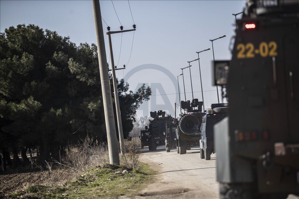 Özel harekat polisleri geri itmeleri engellemek için Meriç Nehri'nde görev alıyor