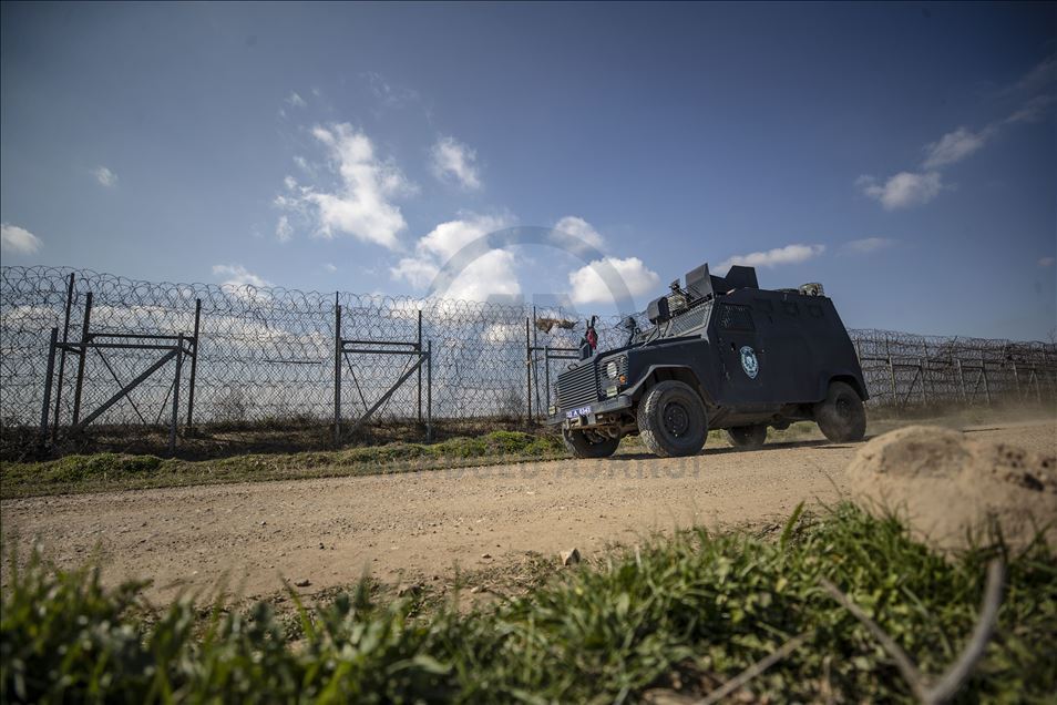 Özel harekat polisleri geri itmeleri engellemek için Meriç Nehri'nde görev alıyor