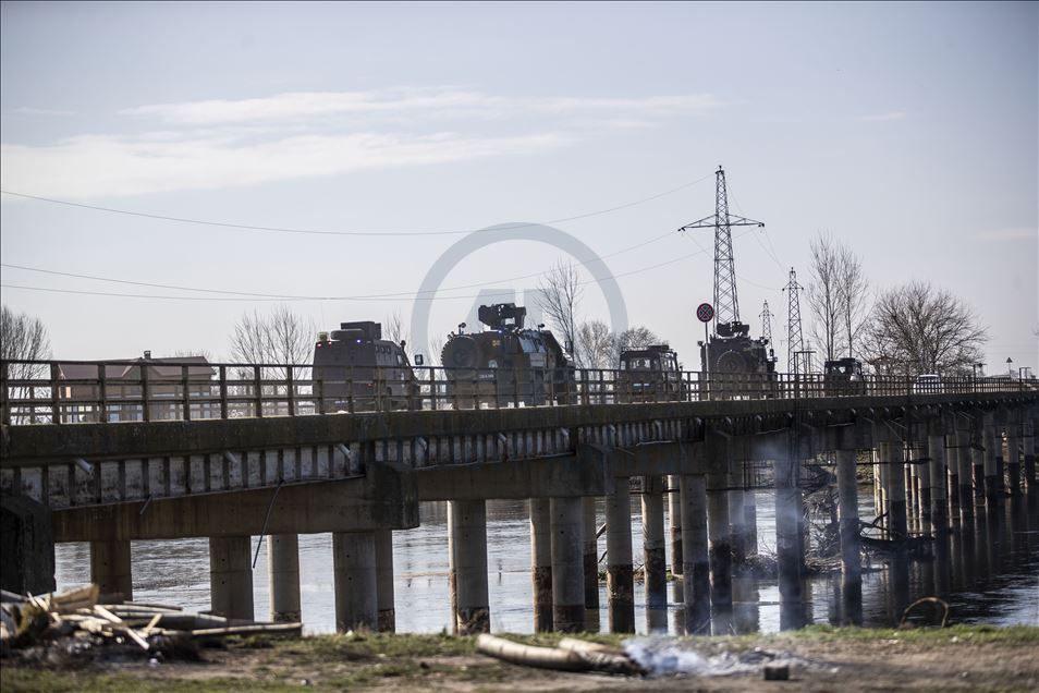 Özel harekat polisleri geri itmeleri engellemek için Meriç Nehri'nde görev alıyor