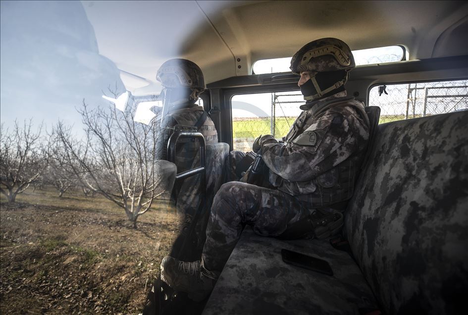 Özel harekat polisleri geri itmeleri engellemek için Meriç Nehri'nde görev alıyor