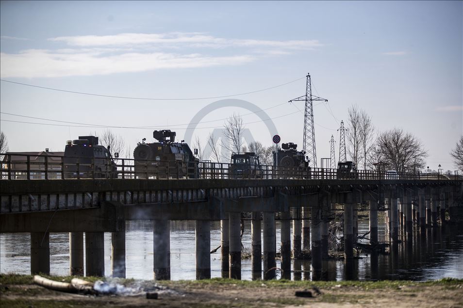Özel harekat polisleri geri itmeleri engellemek için Meriç Nehri'nde görev alıyor