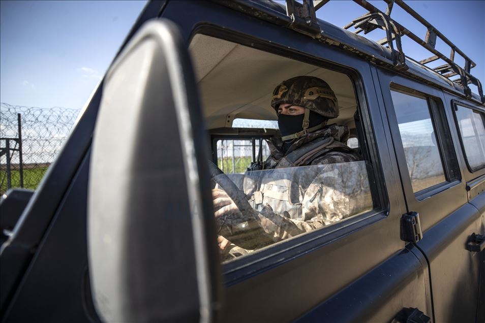 Özel harekat polisleri geri itmeleri engellemek için Meriç Nehri'nde görev alıyor