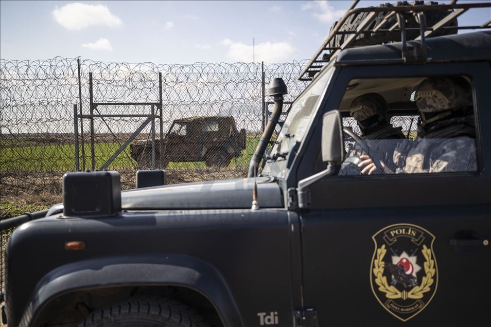 Özel harekat polisleri geri itmeleri engellemek için Meriç Nehri'nde görev alıyor