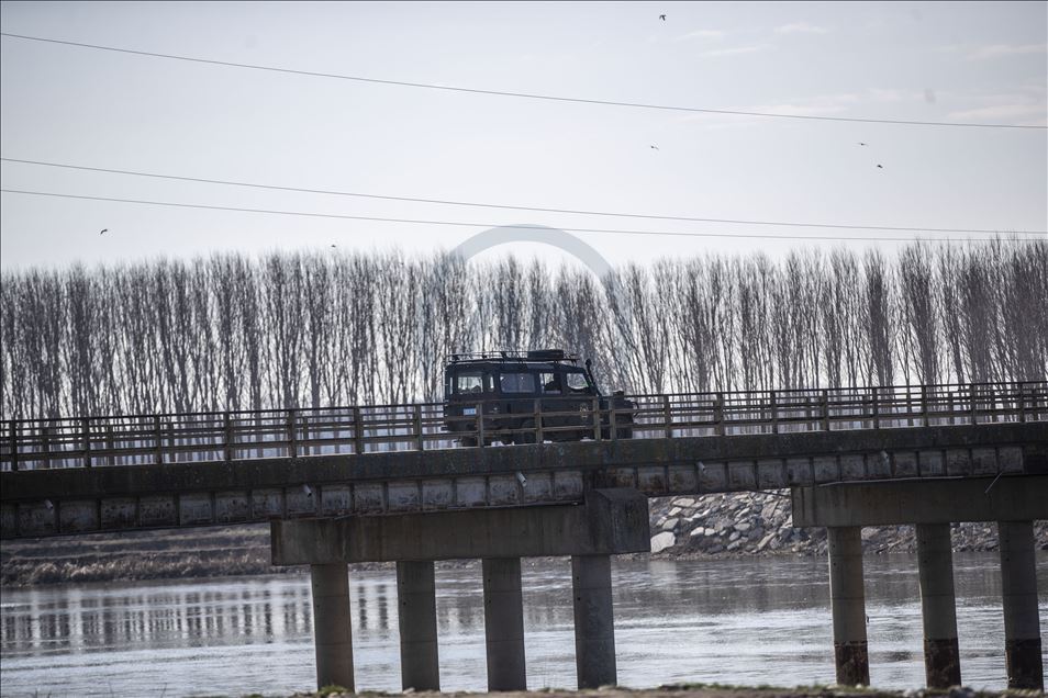 Özel harekat polisleri geri itmeleri engellemek için Meriç Nehri'nde görev alıyor