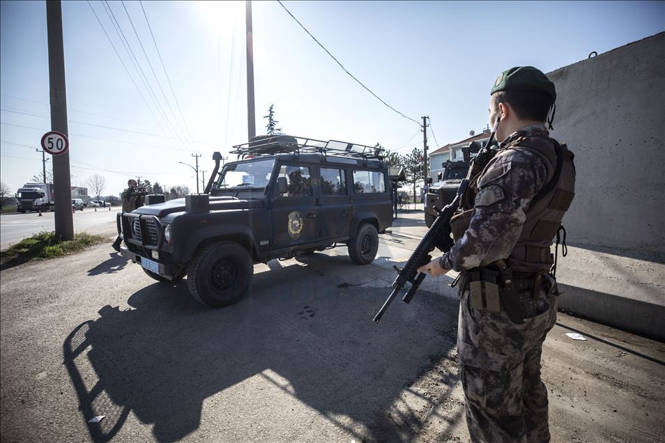 Özel harekat polisleri geri itmeleri engellemek için Meriç Nehri'nde görev alıyor