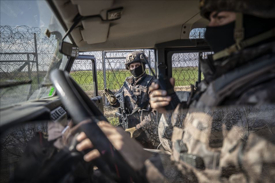 Özel harekat polisleri geri itmeleri engellemek için Meriç Nehri'nde görev alıyor
