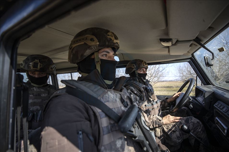 Özel harekat polisleri geri itmeleri engellemek için Meriç Nehri'nde görev alıyor