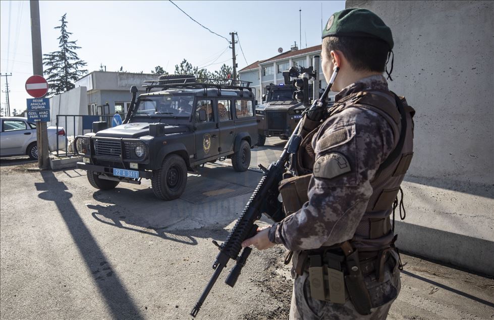 Özel harekat polisleri geri itmeleri engellemek için Meriç Nehri'nde görev alıyor