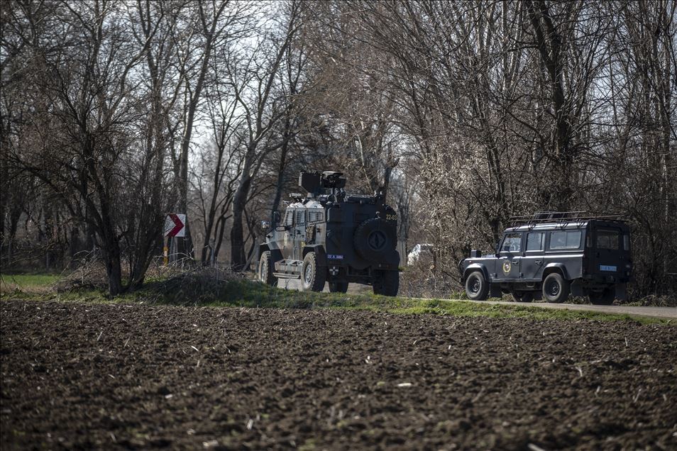 Özel harekat polisleri geri itmeleri engellemek için Meriç Nehri'nde görev alıyor