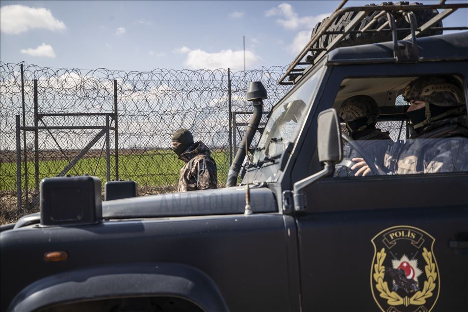 Özel harekat polisleri geri itmeleri engellemek için Meriç Nehri'nde görev alıyor