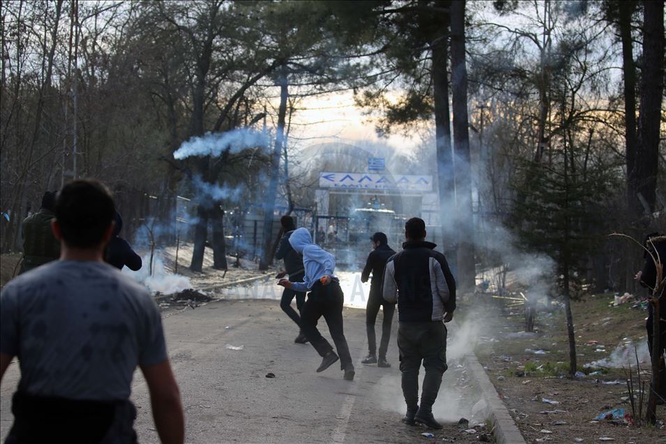 Grčke snage na migrante sa suzavcem i vodenim topovima 