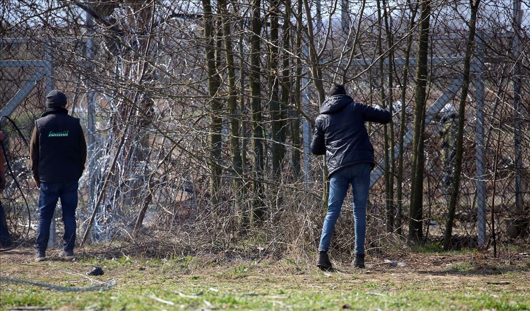 Refugjatët vazhdojnë përpjekjet për të kaluar në Greqi, intervenon policia greke