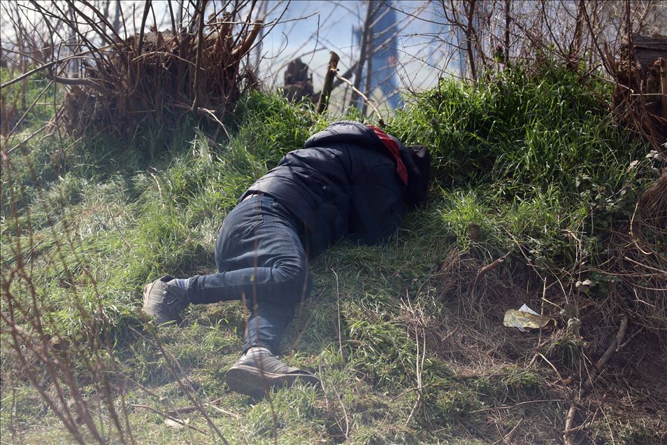 Refugjatët vazhdojnë përpjekjet për të kaluar në Greqi, intervenon policia greke