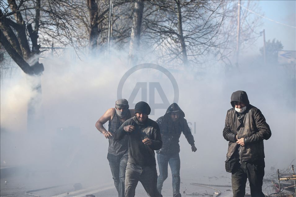 Grčke snage na migrante suzavcem i vodenim topovima 