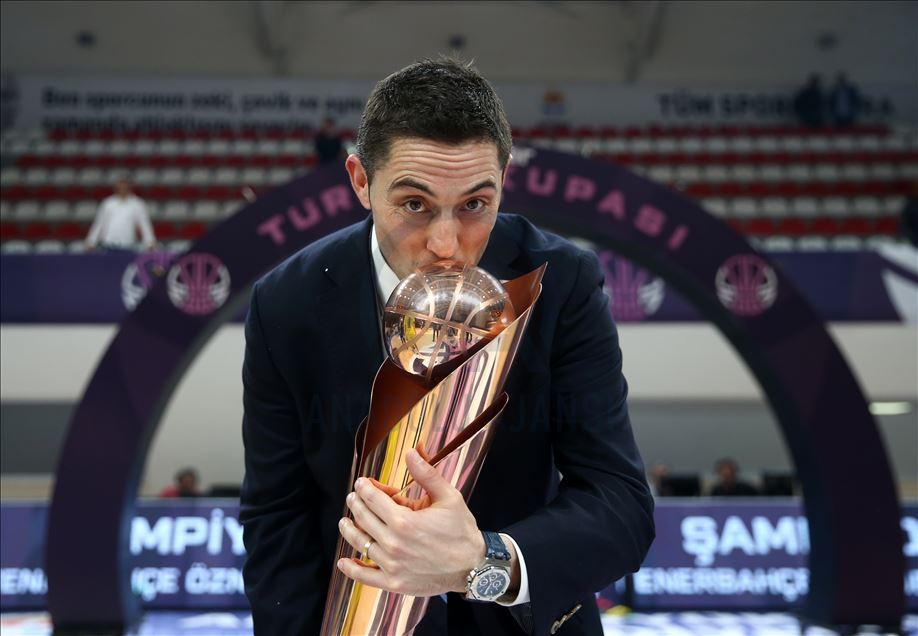 Fenerbahçe Öznur Kablo kupasını aldı