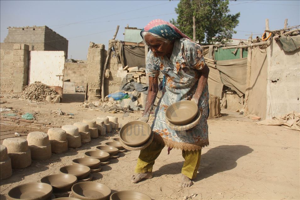 Tuğla fabrikasında çalışan Pakistanlı kadınlar