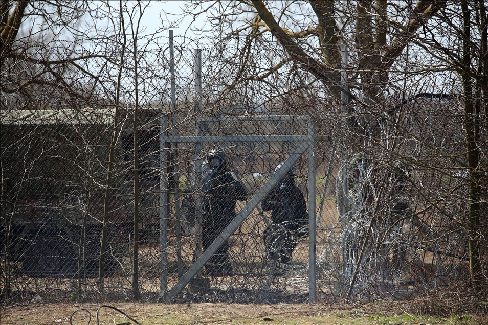 Refugjatët vazhdojnë përpjekjet për të kaluar në Greqi, intervenon policia greke