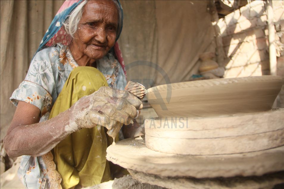 Tuğla fabrikasında çalışan Pakistanlı kadınlar