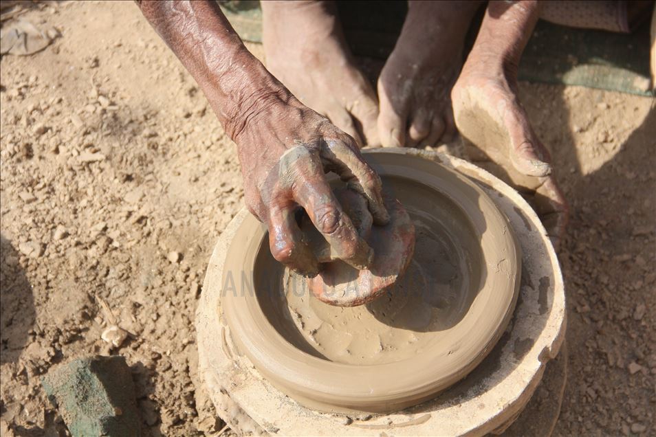 Tuğla fabrikasında çalışan Pakistanlı kadınlar