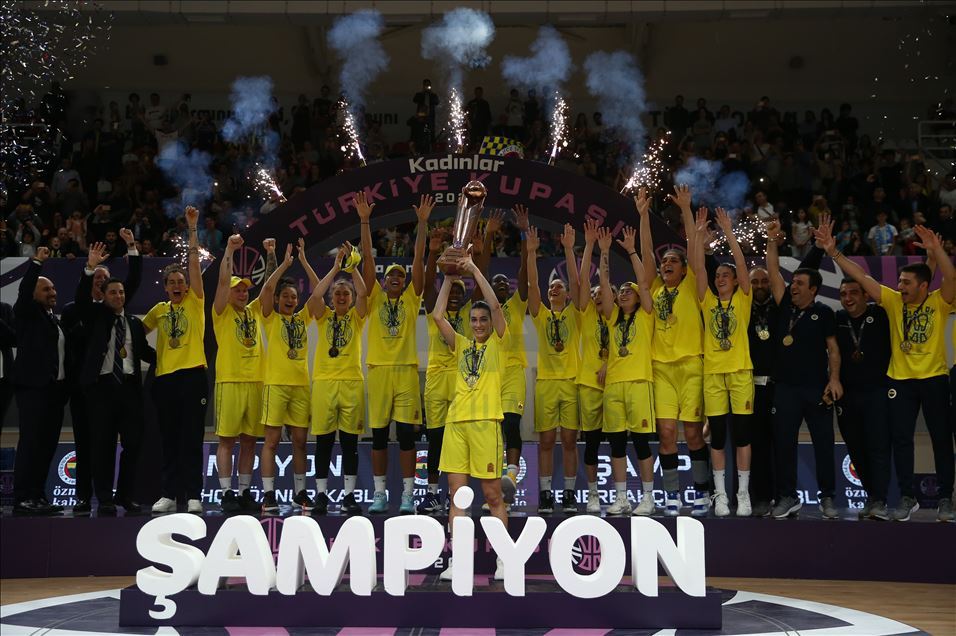 Fenerbahçe Öznur Kablo kupasını aldı