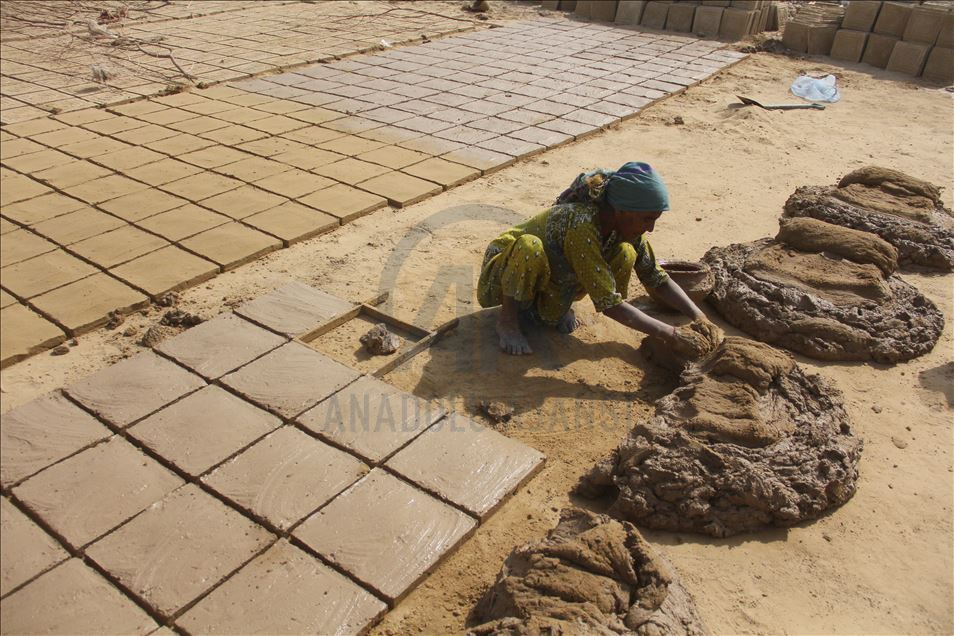 Tuğla fabrikasında çalışan Pakistanlı kadınlar