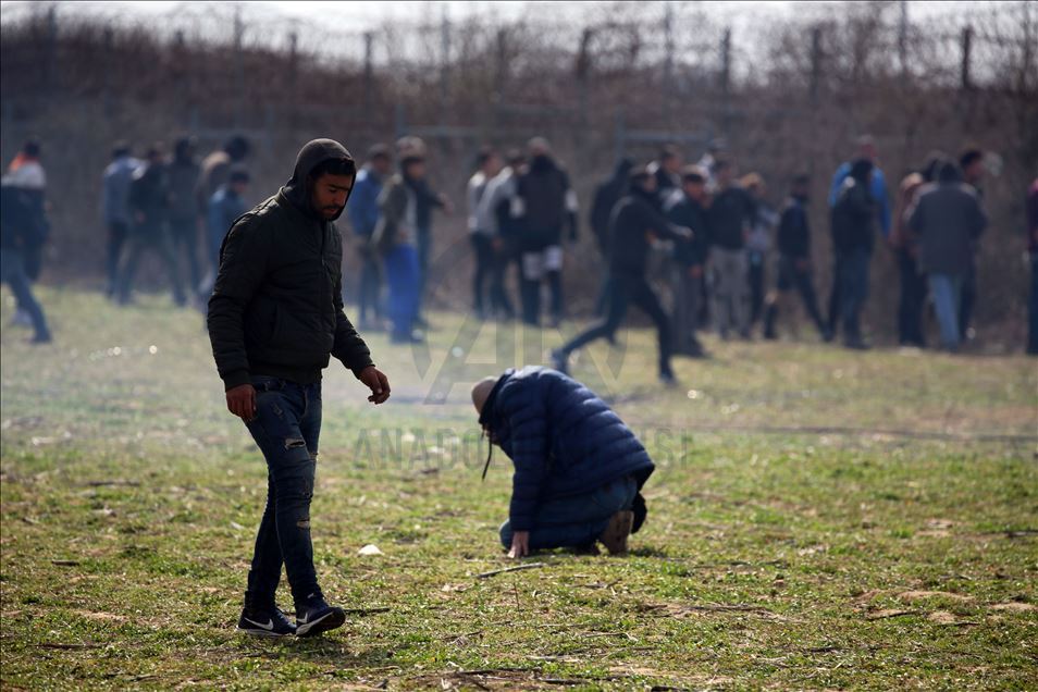 Refugjatët vazhdojnë përpjekjet për të kaluar në Greqi, intervenon policia greke