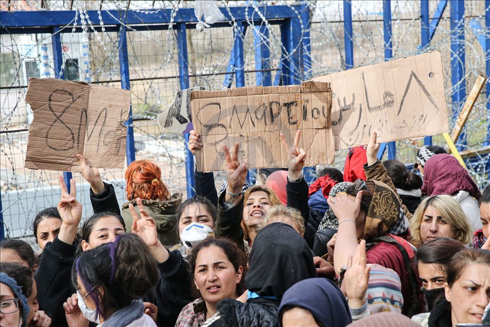 „Отворете ги границите“- жените бегалци протестираа на Денот на жената, на турско-грчката граница, барајќи влез во ЕУ