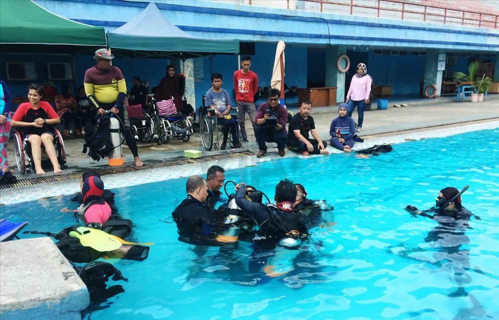 20 penyandang disabilitas mencoba scuba diving