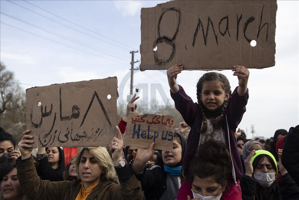 پناهجو حاضر در گذرگاه مرزی پازارکوله ادیرنه: درها را باز کنید