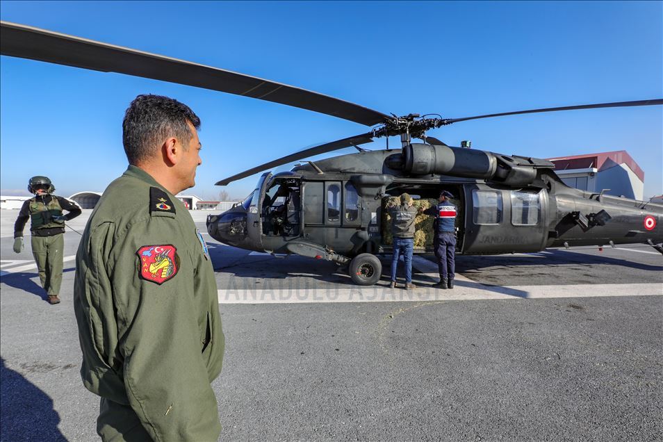 Турецкие военные доставили на вертолете корм диким животным