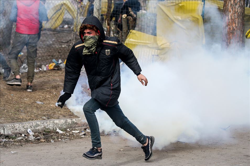 Greek forces intervene in asylum seekers with tear gas at the border
