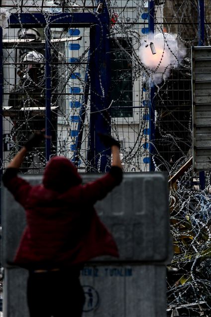 Greek forces intervene in asylum seekers with tear gas at the border