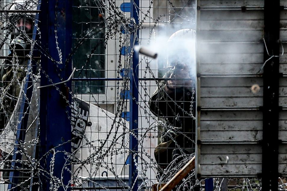 Greek forces intervene in asylum seekers with tear gas at the border