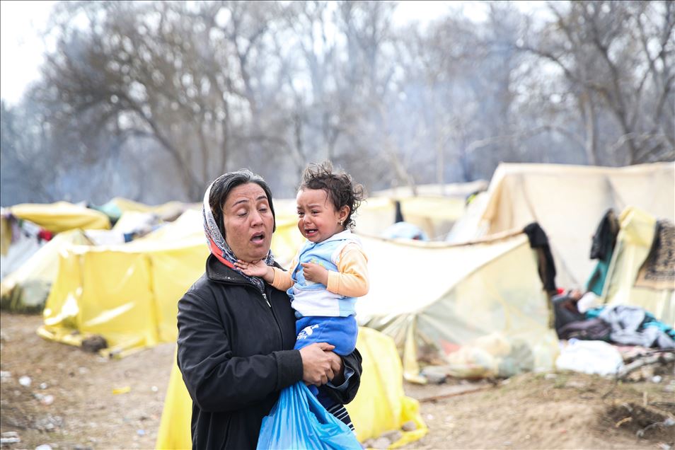 Greek forces intervene in asylum seekers with tear gas at the border