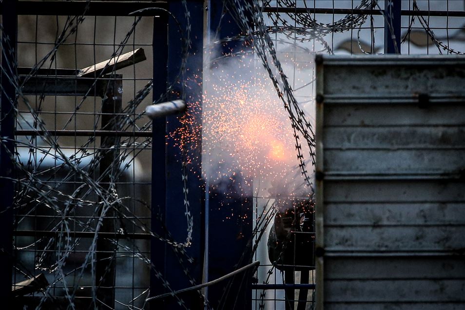 Greek forces intervene in asylum seekers with tear gas at the border